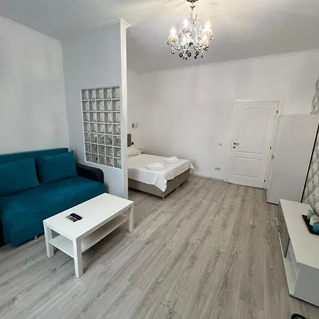 Bright & Beautiful In Prime Location Walk To Everything