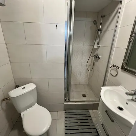 Bright & Beautiful In Prime Location Walk To Everything Apartman