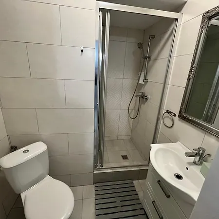 Bright & Beautiful In Prime Location Walk To Everything *