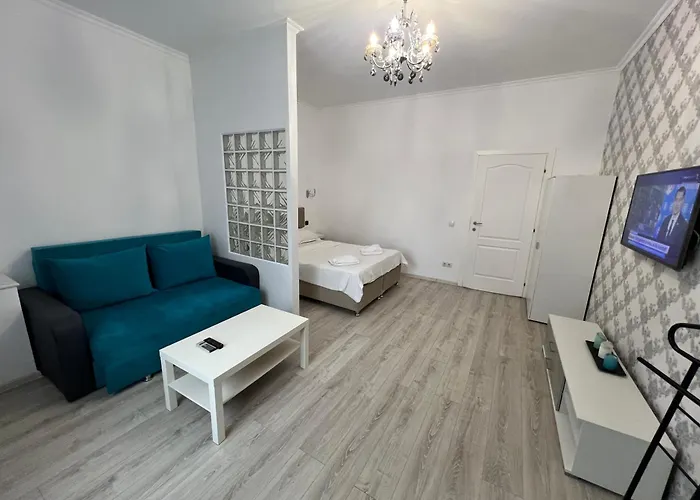 Bright & Beautiful In Prime Location Walk To Everything