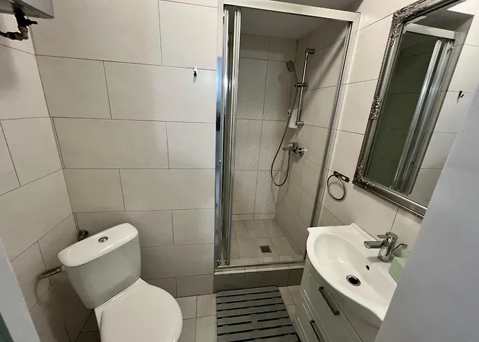 Bright & Beautiful In Prime Location Walk To Everything *